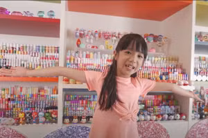 Bé gái 6 tuổi lập kỷ lục Guinness với bộ sưu tập son dưỡng hơn 3000 thỏi