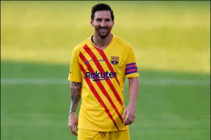 Messi đeo băng thủ quân, nhường đá phạt đền cho đồng đội