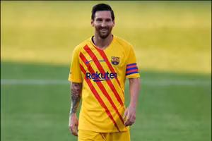 Messi đeo băng thủ quân, nhường đá phạt đền cho đồng đội