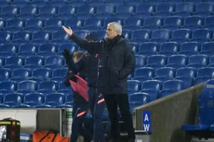 Tottenham bại trận trước đội đứng thứ 17