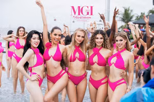 Thí sinh Miss Grand International 2023 trình diễn bikini cực 'cháy' dưới mưa