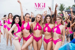 Thí sinh Miss Grand International 2023 trình diễn bikini cực 'cháy' dưới mưa