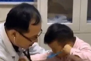 Bé trai khiến bác sĩ thích thú khi đi khám bệnh