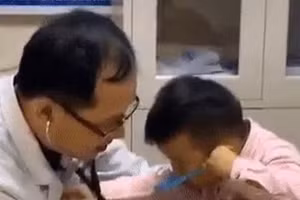 Bé trai khiến bác sĩ thích thú khi đi khám bệnh
