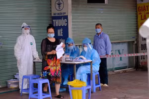 Lấy mẫu xét nghiệm cho người nhà bệnh nhân tại bệnh viện K.