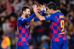 Suarez lỡ cuộc đối đầu với bạn thân Messi tại vòng 10 La Liga.