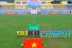 “Sự cố hi hữu” khi Sơn La chỉ có 4 cầu thủ ra sân làm thủ tục thi đấu.