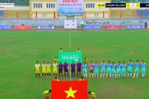 “Sự cố hi hữu” khi Sơn La chỉ có 4 cầu thủ ra sân làm thủ tục thi đấu.