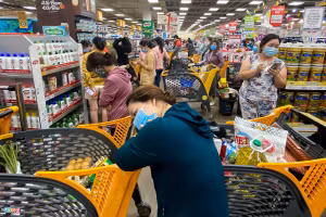 TP. Hồ Chí Minh: Đổ xô đến mua thực phẩm, ngồi la liệt trong siêu thị chờ thanh toán