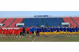 Trận đấu hi hữu giữa Than Quảng Ninh (áo đỏ) với đội bóng do CĐV nhà lập nên làm quân xanh. (Ảnh: TV).