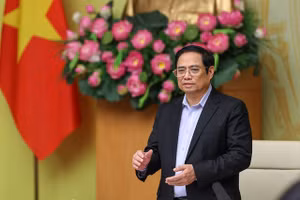 Thủ tướng Phạm Minh Chính nhấn mạnh, trong nhiệm kỳ này, các phong trào thi đua cần góp phần thúc đẩy việc xóa 100.000 căn nhà dột nát tại tất cả 74 huyện nghèo trên cả nước. Ảnh: VGP/Nhật Bắc