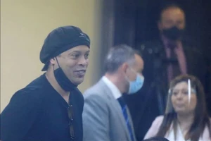 Vừa ra tù huyền thoại Ronaldinho lại dính COVID-19