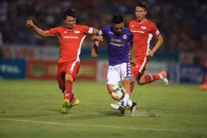 “Lá chắn thép” Bùi Tiến Dũng (trái) là sự vắng mặt đáng tiếc trong ngày V-League trở lại.