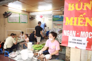 Hà Nội: hàng quán tấp nập khách ngày đầu tiên mở cửa trở lại