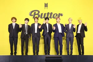 BTS là nhóm nhạc nam nổi tiếng toàn cầu.