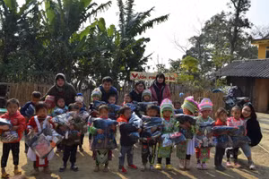 Mang đông ấm yêu thương tới các em nhỏ Cao Bằng