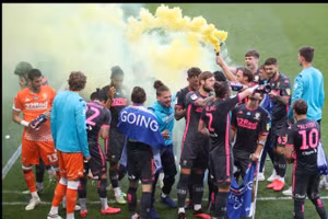 Leeds đã bị phạt 20.000 bảng vì đốt pháo khói mừng thăng hạng.