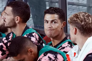 Ronaldo phải ngồi dự bị suốt trận, không như The Fasta quảng cáo.