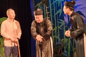 NSND Công Lý hăng say tập luyện trên sân khấu kịch 