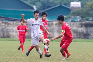 U13 Haduwaco Hải Dương (áo trắng) đánh bại U13 Hoàng Anh Gia Lai 1-0 để ghi tên mình vào bán kết.