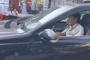 Nghệ sĩ Thương Tín tự lái xế hộp về quê dưỡng bệnh