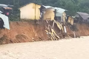 Lũ lớn cuốn trôi 14 nhà dân ở Trà Leng