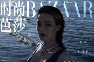 'Nữ hoàng cảnh nóng' khoe vòng eo con kiến ở tuổi U50