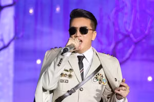 Sở Văn hóa - Thể thao TPHCM mời ca sĩ Đàm Vĩnh Hưng làm việc vụ ‘huy hiệu lạ’