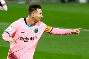 Messi lập kỷ lục trong trận thắng 3-0 của Barca