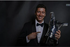 Lewandowski nhận danh hiệu cầu thủ xuất sắc nhất năm của UEFA. 