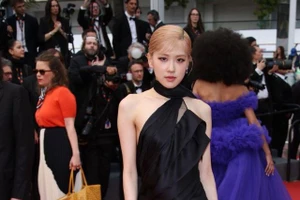 Rosé (BLACKPINK) 'cực lạ' tại Liên hoan phim Cannes 