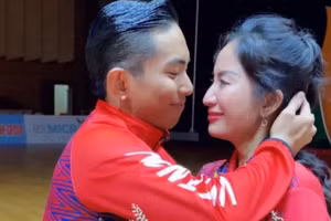 Phan Hiển xuất sắc giành 3 huy chương vàng SEA Games 31, Khánh Thi bật khóc nức nở