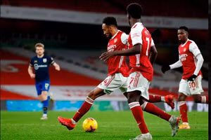 Arsenal thoát thua trận thứ 5 liên tiếp sân nhà