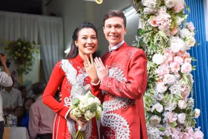 Á hậu Hoàng Oanh xác nhận ly hôn chồng Tây