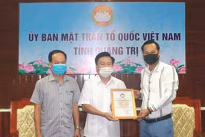 Nghệ sĩ Hoài Linh đã trao 3,9 tỉ đồng cho người dân vùng lũ Quảng Trị