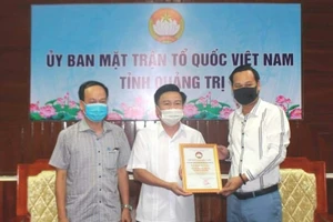 Nghệ sĩ Hoài Linh đã trao 3,9 tỉ đồng cho người dân vùng lũ Quảng Trị