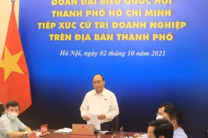 Chủ tịch nước Nguyễn Xuân Phúc tiếp xúc cử tri là doanh nghiệp TP Hồ Chí Minh.