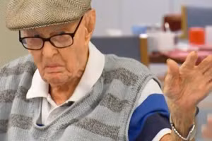 Cụ ông cao tuổi nhất nước Úc khuyên mọi người hãy ăn óc gà.