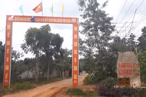  Cuộc sống người dân làng Kon K’Tu (xã Đăk Rơ Wa) ngày càng ổn định nhờ phát triển du lịch.