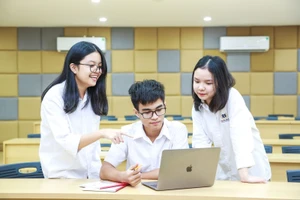 Nhóm học sinh cùng thảo luận bài tập nhóm tại giảng đường của Vinschool.