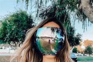 Độc lạ chiếc kính râm che... toàn mặt 