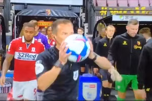 Trọng tài hôn lên bóng ngay trong lúc đang dẫn 2 đội Watford và Middlesbrough vào sân.