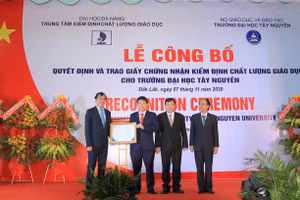 PGS.TS Nguyễn Quang Giao trao Giấy chứng nhận Kiểm định chất lượng giáo dục cho Trường Đại học Tây Nguyên.