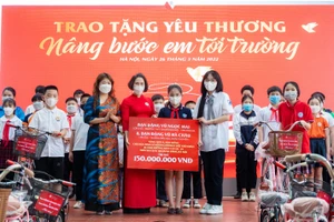 Phó Chủ tịch Tập đoàn DOJI tặng quà cho những hoàn cảnh khó khăn bị ảnh hưởng bởi Covid-19