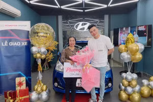 Loạt sao Việt mua xế hộp tiền tỷ tặng bố mẹ