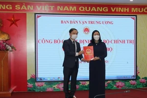 Bí thư Trung ương Đảng, Trưởng ban Ban Dân vận Trung ương Bùi Thị Minh Hoài trao quyết định cho ông Phạm Tất Thắng. (Nguồn: vov)