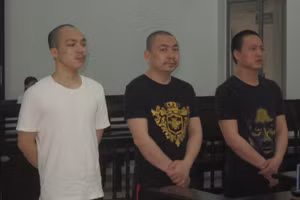 Bị cáo Zhao Jun, Zhang Bo, Liu Li Xu tại tòa.