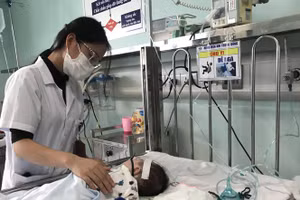 Điều dưỡng chăm sóc trẻ bị viêm đường hô hấp tại Bệnh viện Nhi T.Ư Ảnh: Th.Hà
