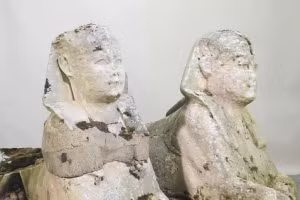 Cặp tượng đá cũ kỹ tưởng bỏ đi thực chất lại là một di vật Ai Cập cổ đại có giá trên trời.