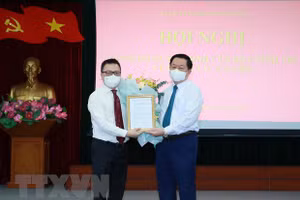 Bí thư Trung ương Đảng, Trưởng Ban Tuyên giáo Trung ương Nguyễn Trọng Nghĩa trao quyết định Phó Trưởng Ban Tuyên giáo Trung ương cho đồng chí Lê Quốc Minh. (Ảnh: Phương Hoa/TTXVN)